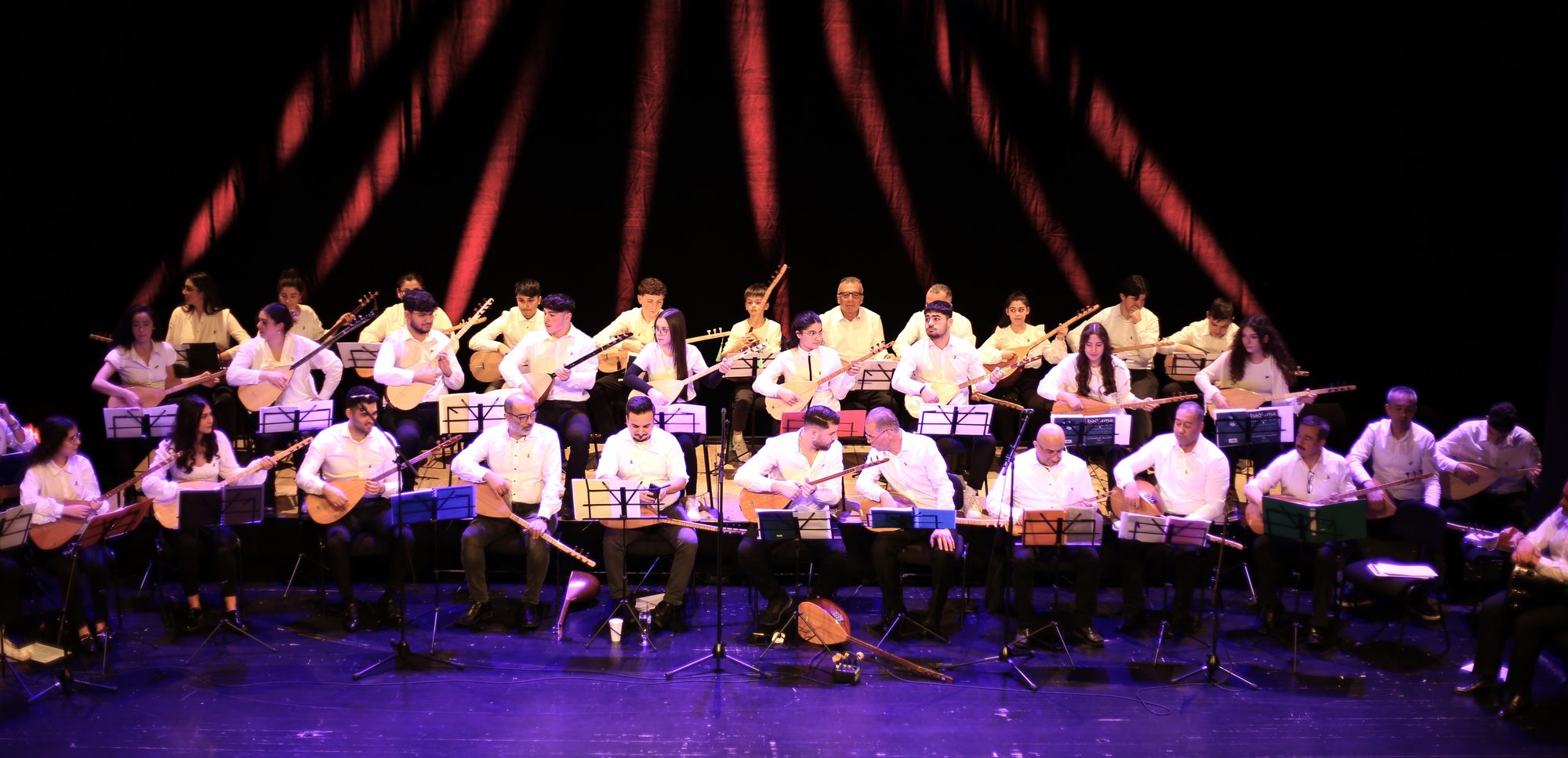 Bağlama-Ensemble auf der Bühne beim Bağlama-Aktionstag 2023