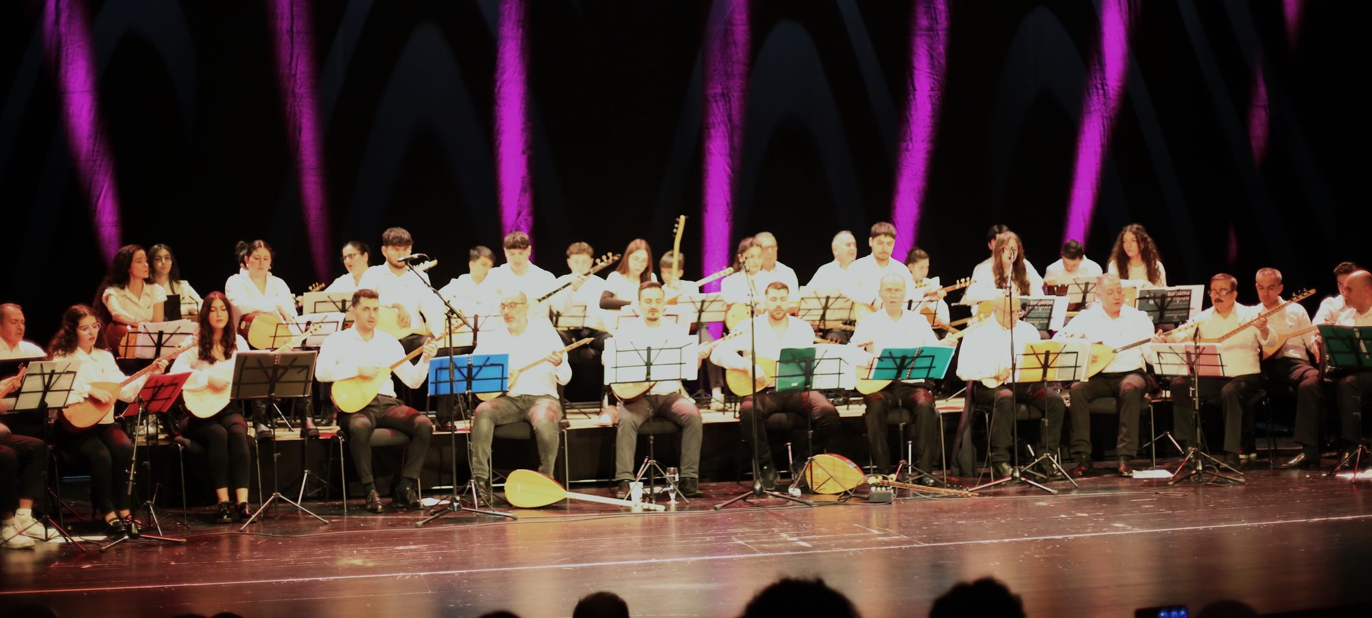 Bağlama-Ensemble auf der Bühne des Stadttheaters Aschaffenburg beim Bağlama-Aktionstag 2024