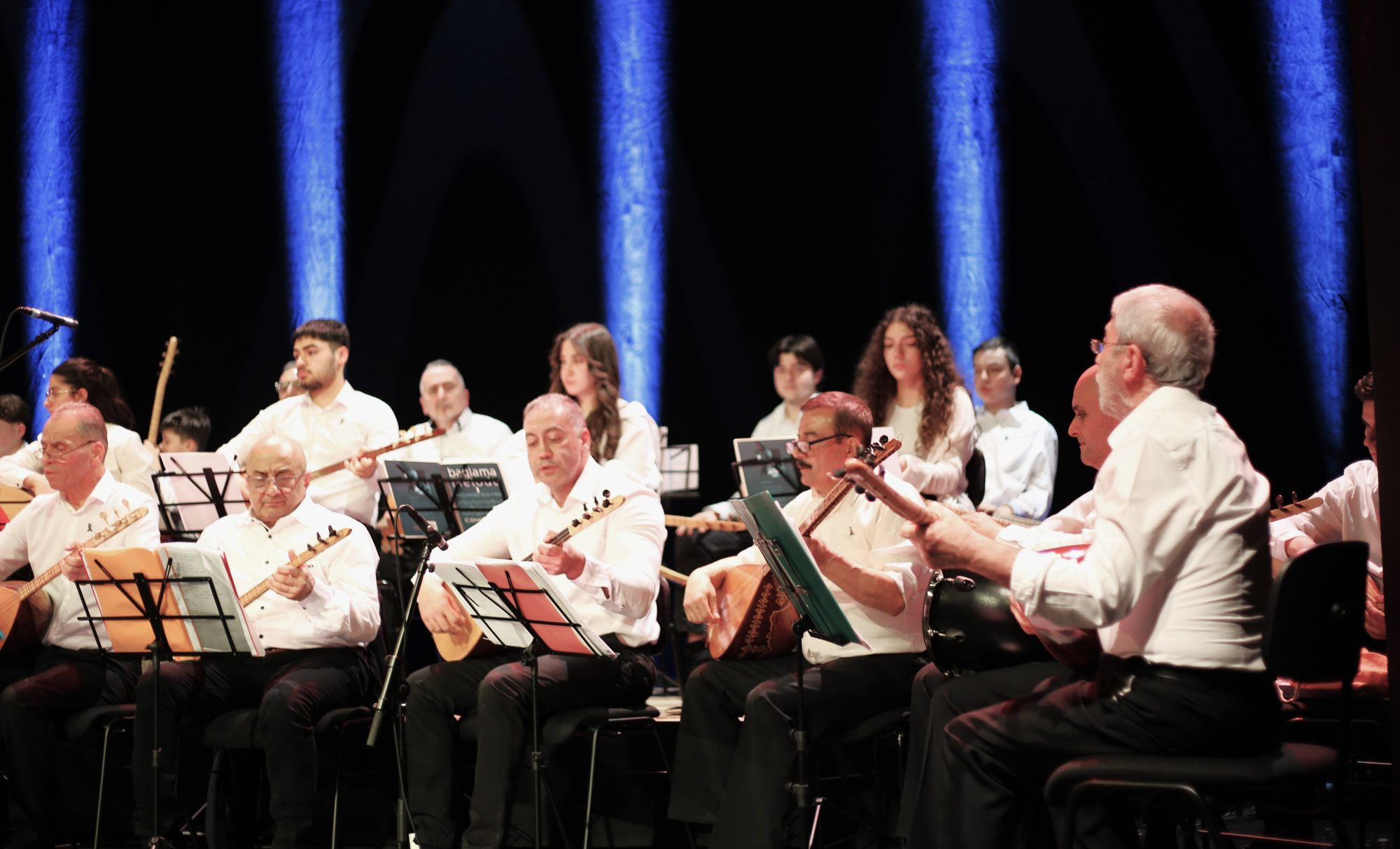 Musikerinnen und Musiker mit Bağlama beim Aktionstag 2024, Nahaufnahme