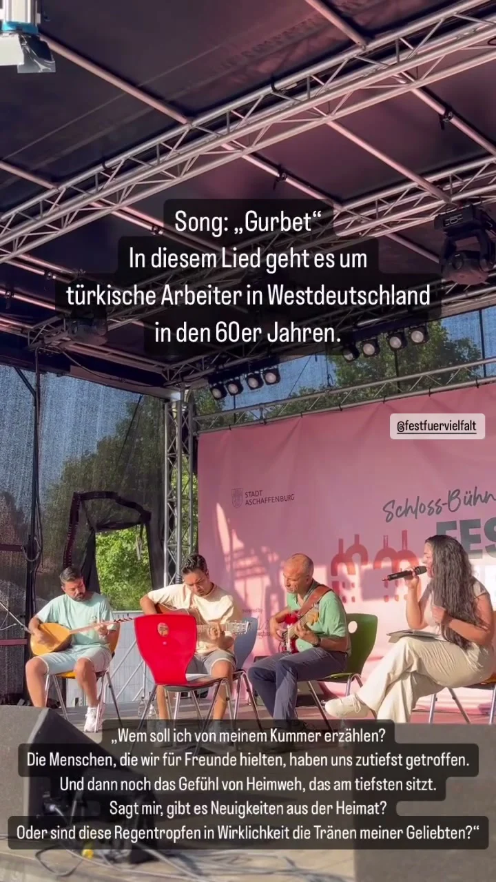 Die Halkevi-Musikgruppe auf der Schloss-Bühne 2024 mit dem Lied „Gurbet“
