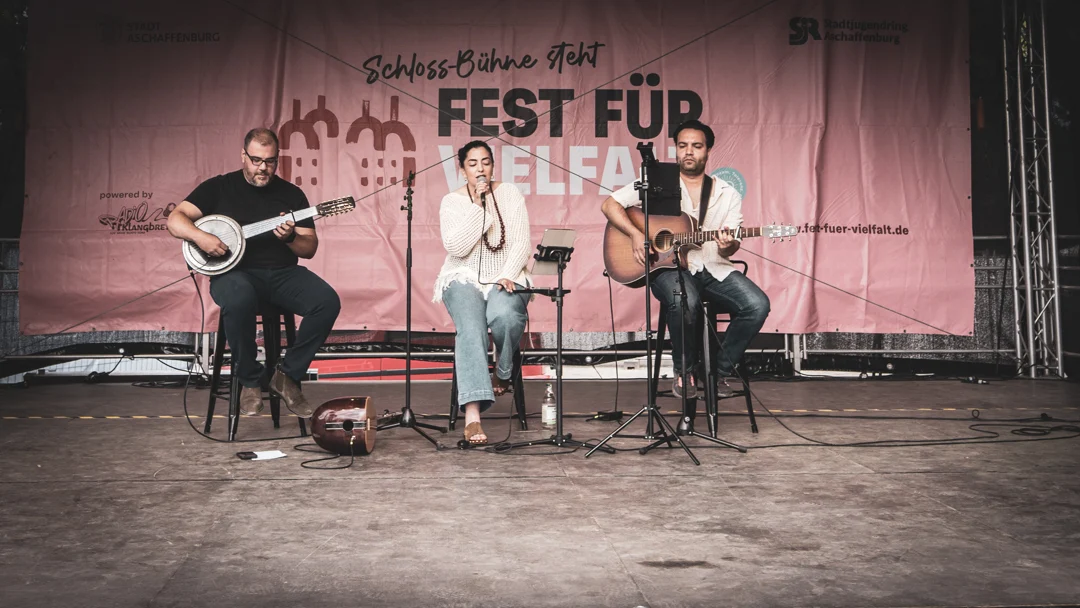 Die Halkevi Musikgruppe auf der Schloss-Bühne beim Fest für Vielfalt 2026