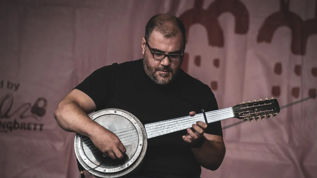 Musiker der Halkevi Musikgruppe mit Cümbüş
