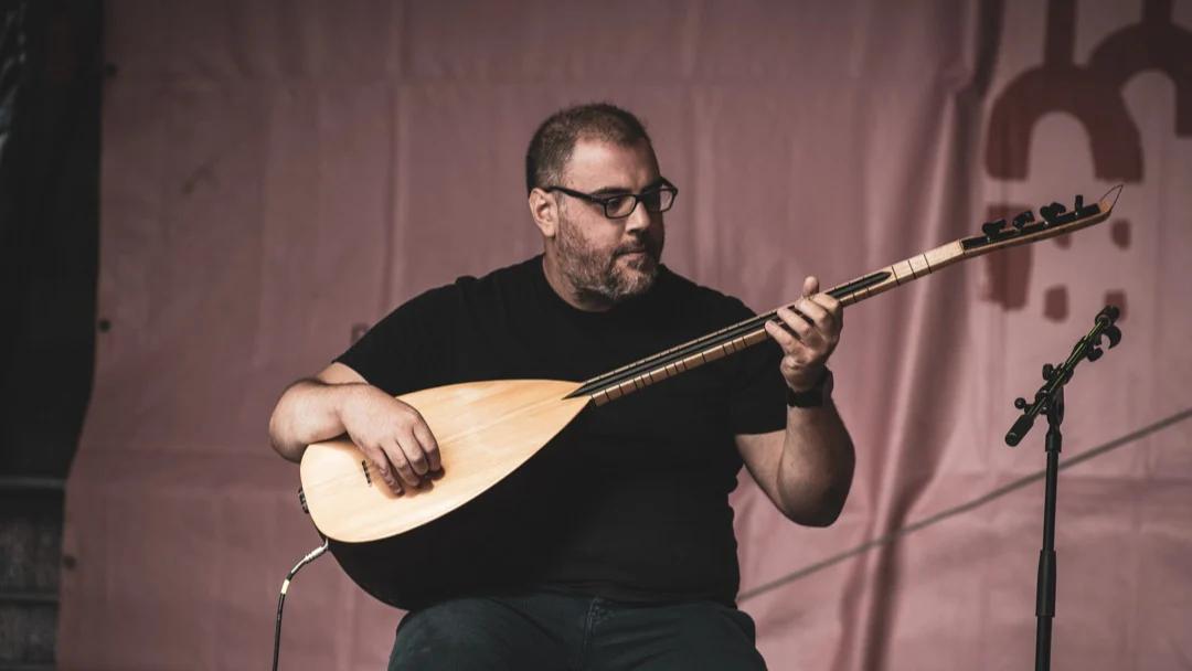 Musiker der Halkevi Musikgruppe mit Bağlama