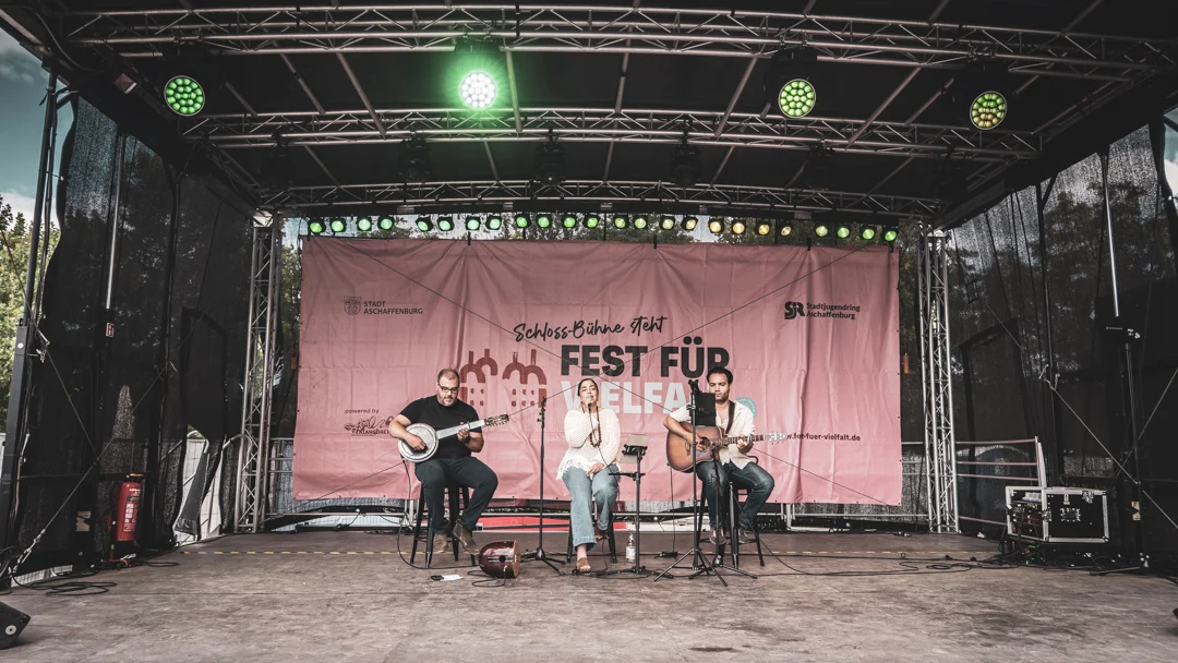 Die Schloss-Bühne mit der Halkevi Musikgruppe beim Fest für Vielfalt