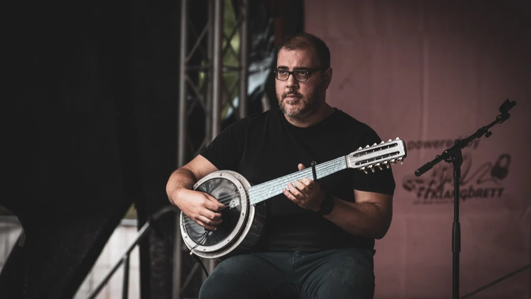 Musiker mit Cümbüş am Bühnenrand