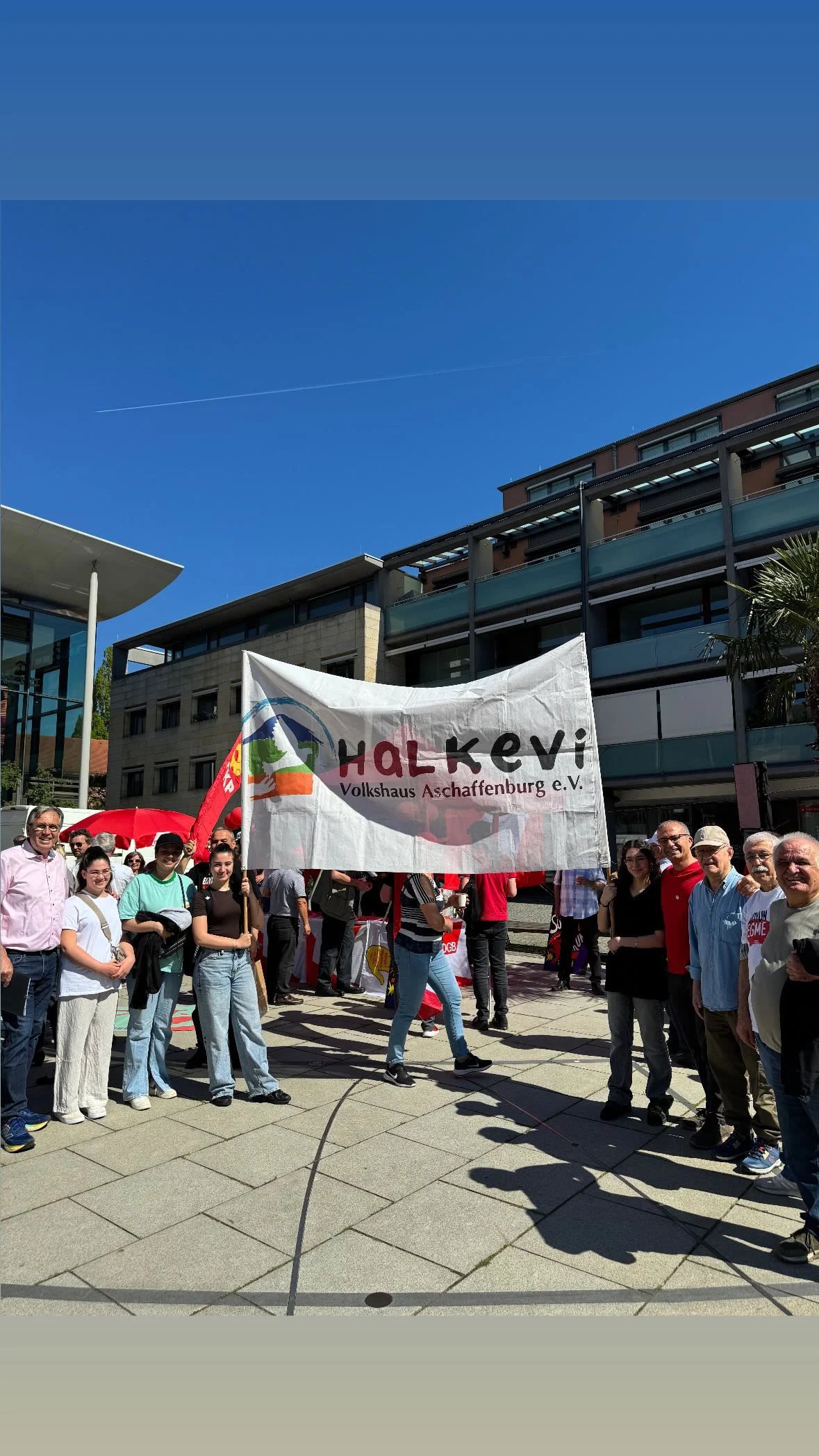 Halkevi-Banner am 1. Mai 2025