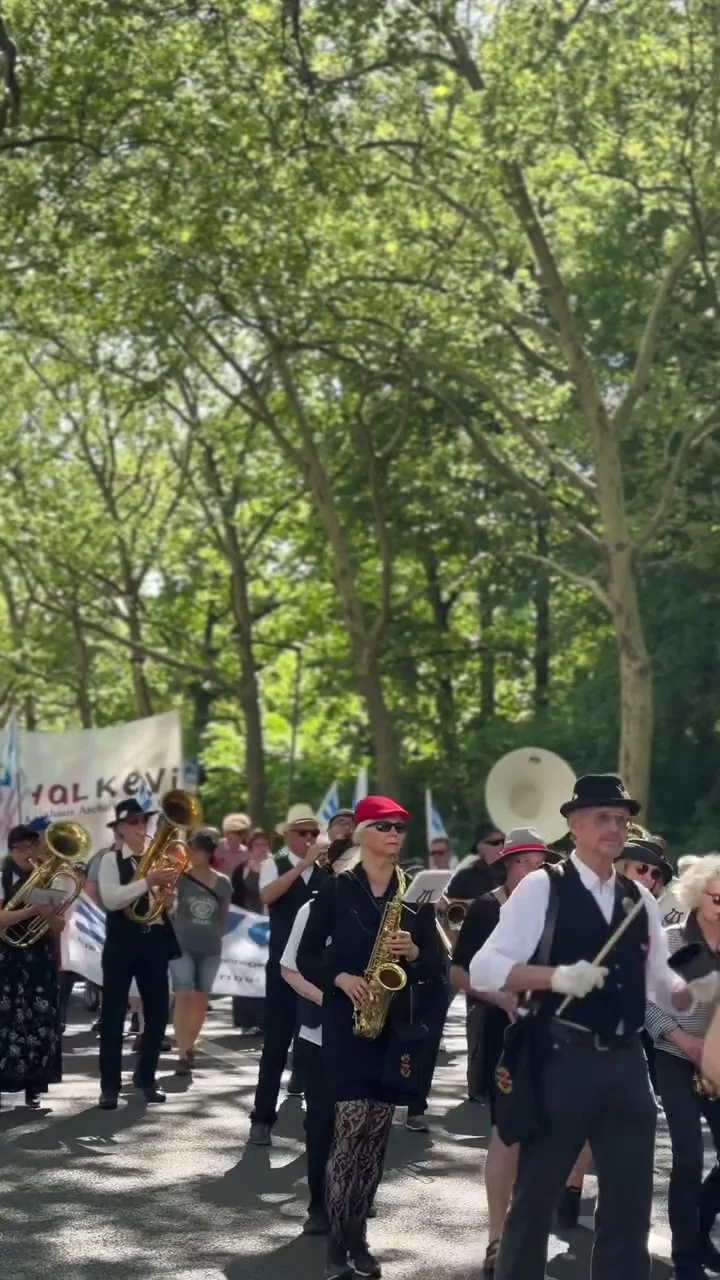 Demozug mit Blaskapelle am 1. Mai 2025