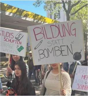 Plakat „Bildung statt Bomben“ am 1. Mai 2026