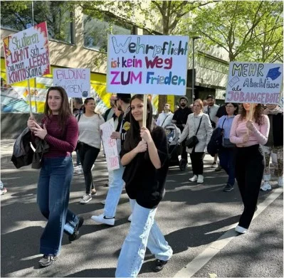 Jugendliche der HaJu mit selbst gemalten Plakaten im Demozug am 1. Mai 2026