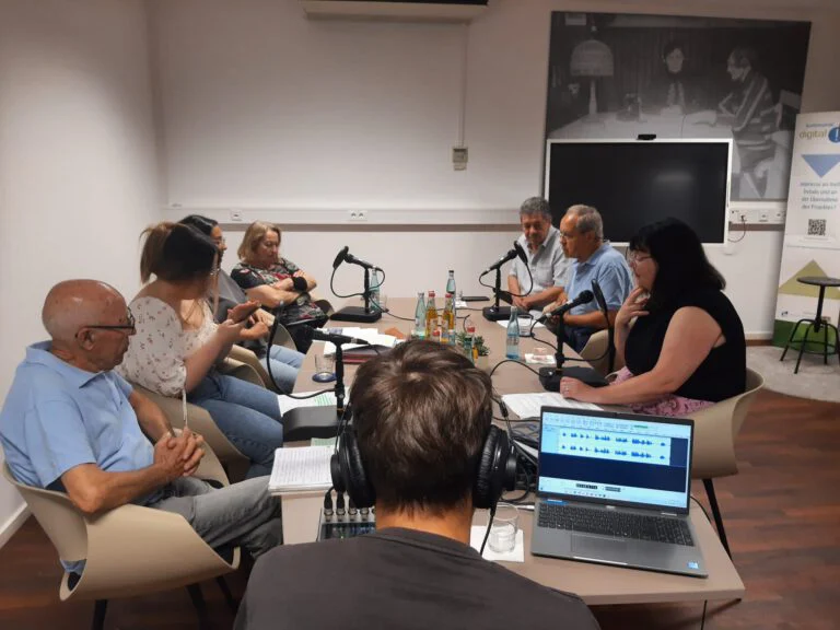Aufnahme des Podcasts „Aschaffenburger Geschichten“: Gesprächsrunde mit Mikrofonen an einem Tisch