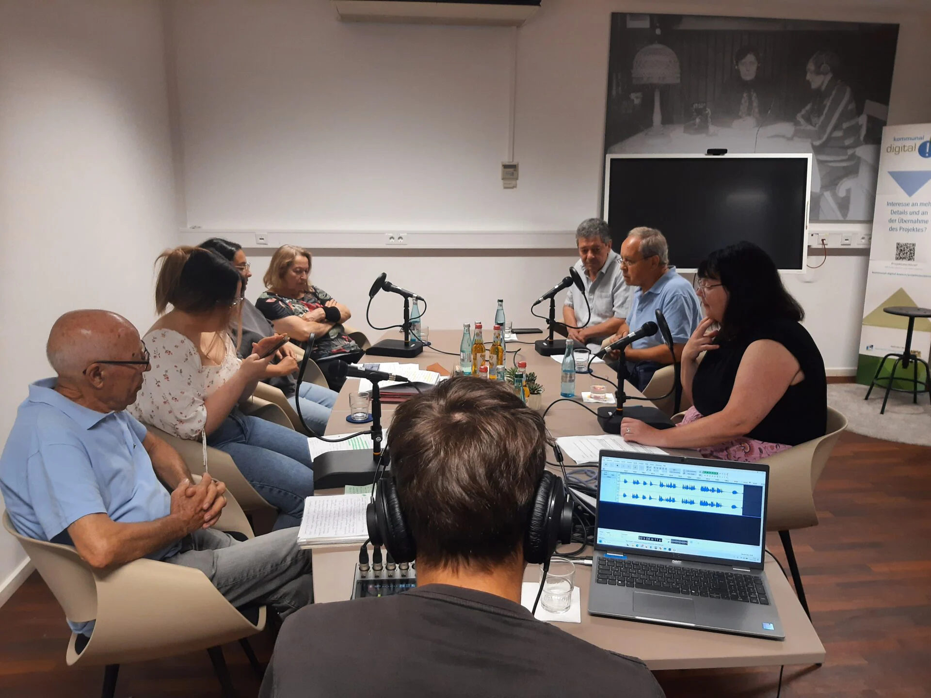 Aufnahme des Podcasts „Aschaffenburger Geschichten“: Gesprächsrunde mit Mikrofonen an einem Tisch