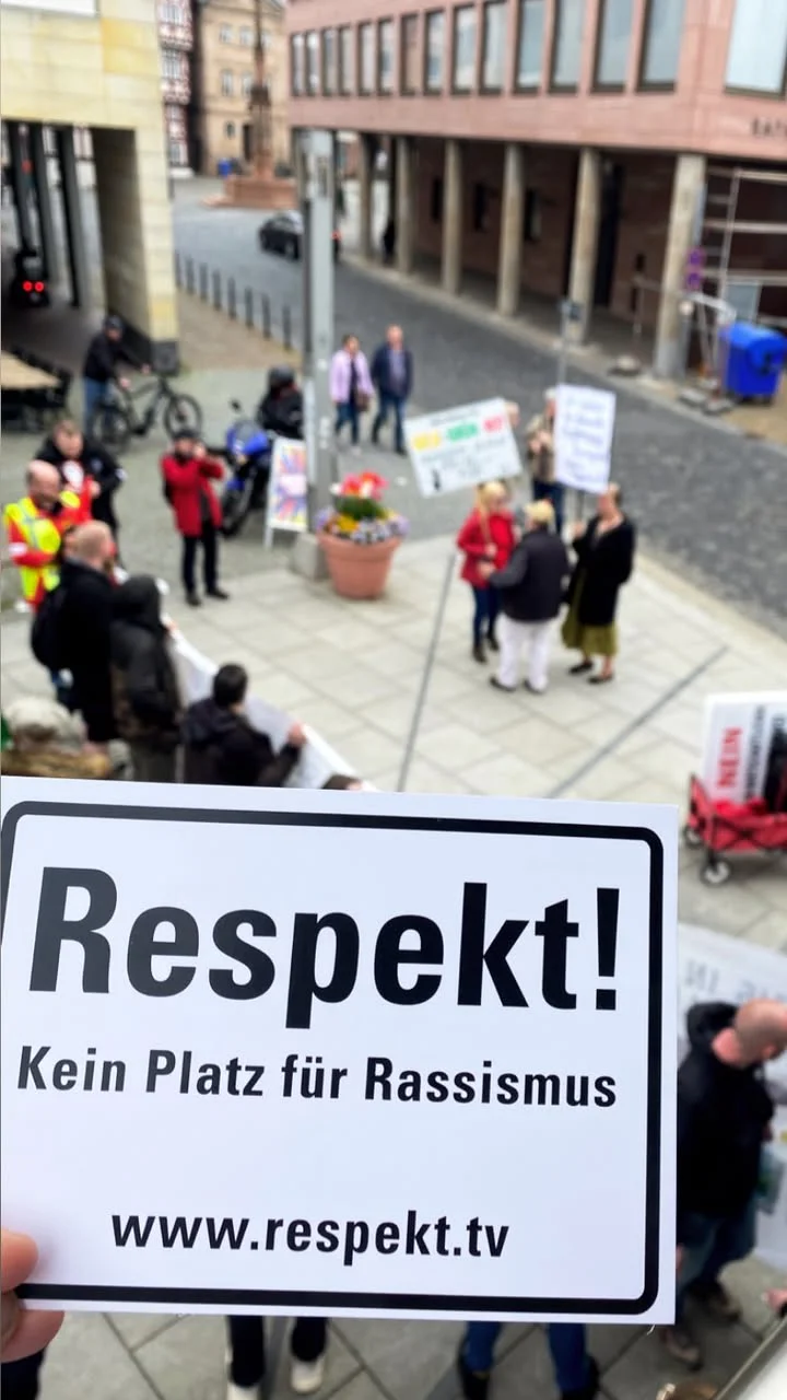 Schild „Respekt! Kein Platz für Rassismus“ am 1. Mai 2023