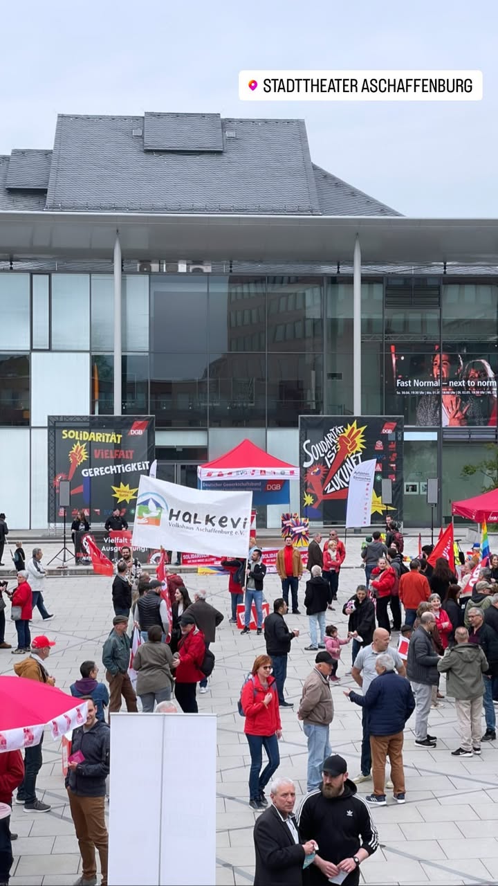 Halkevi-Banner bei der Kundgebung zum 1. Mai 2023 vor dem Stadttheater Aschaffenburg